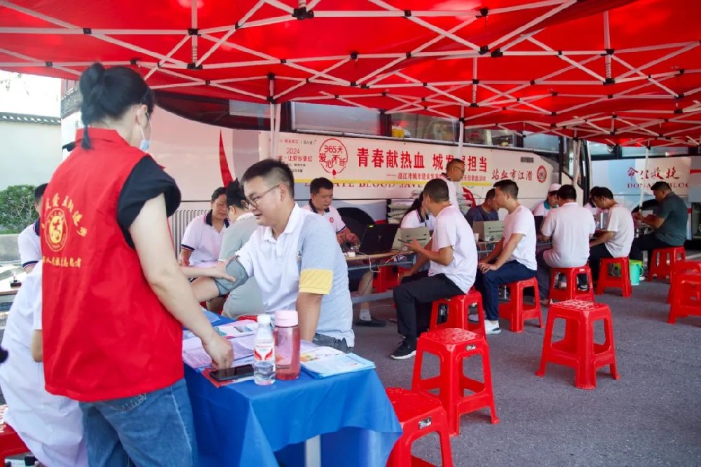 炎炎夏日烈 浓浓献血情｜60名职工挽臂献血近2万毫升