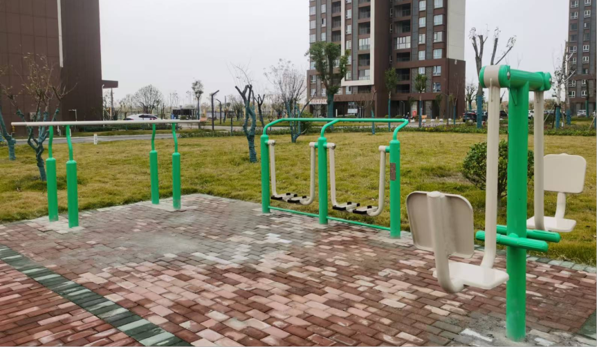 健身器材添活力,小区面貌焕新颜 | 澎湖湾还建房小区增设健身器材!