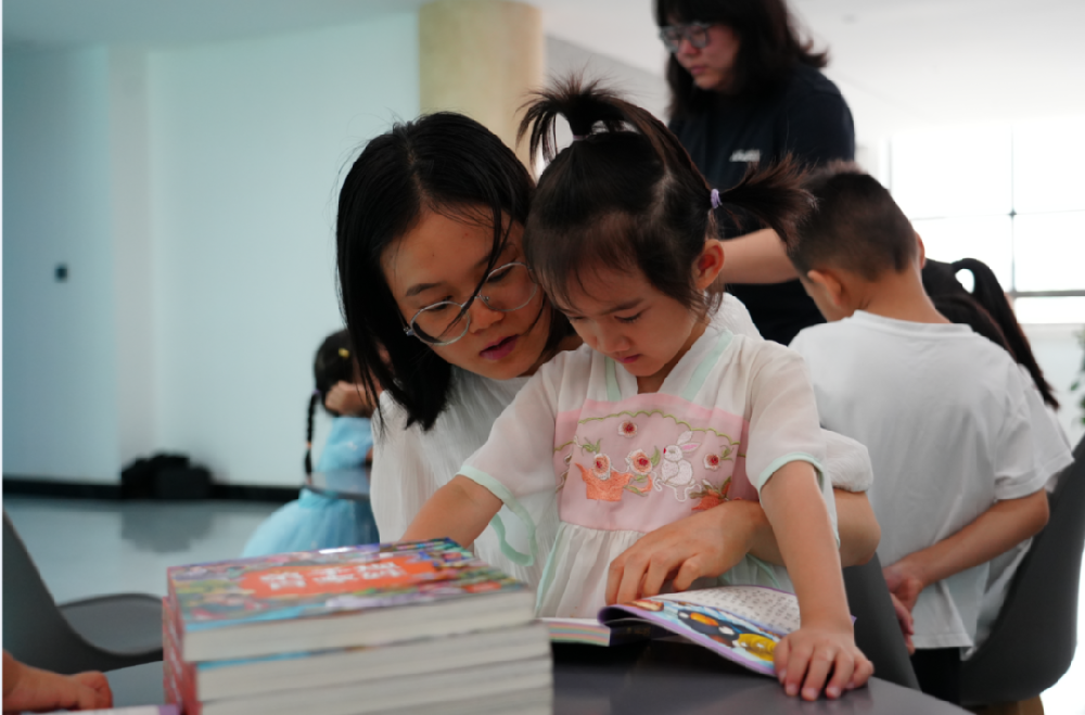 【安全童行 书香筑梦】市城发集团开展六一儿童节关爱活动