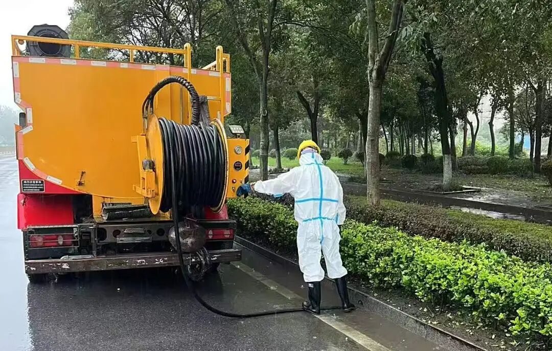 鸿泽公司开展下水道清淤疏通专项行动照片1.jpg