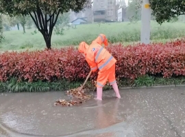 闻汛而动排险患 彻夜坚守保畅通